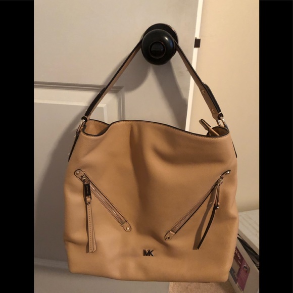 Michael Kors Handbags - 🌞Michael Kors Evie Handbag